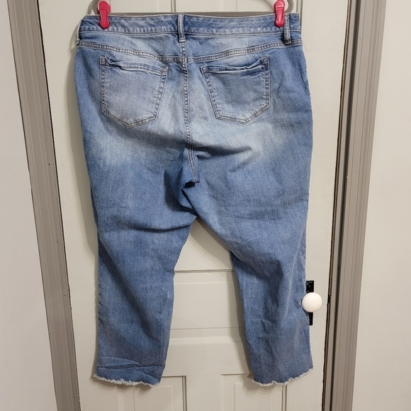 Torrid BOYFRIEND JEANS - Medium WASH FREYED HEM JEANS size 18 - Picture 6 of 6